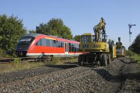  Zug und Bagger vor Einfahrsignal Bf Quedlinburg - 11,2/93,2 KB