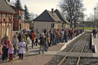 Menschenschaar auf Bahnsteig - 13,2/103 KB