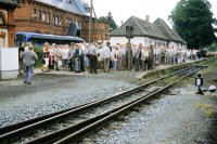 Bahnsteig voller Menschen - 10,9/89,2 KB