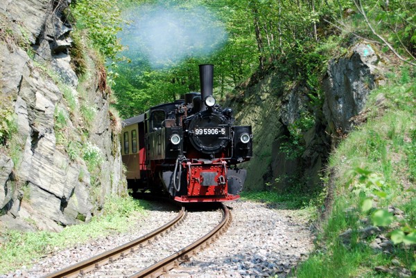 Zug mit Lok 99&nbsp;5906 am Felsdurchbruch beim Selkewasserfall; Foto: Andreas M&uuml;cke