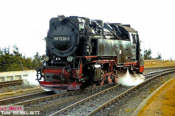Lok 99&nbsp;7238 beim Umsetzen im Bahnhof Brocken (08.10.2004)