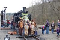 Am Ostersonntag (08.04.2012) standen die Osterhasen beim Zwischenhalt im Bahnhof Alexisbad wieder für Erinnerungsfotos vor Lok 99 6101 bereit.