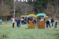 Bei den Osterspielen (Sackhüpfen, Eierlaufen, Stelzenlauf und Zielwerfen) herrscht reges Treiben.