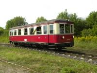 Triebwagen T 42 des DEV (Sonderzug Quedlinburg – Gernrode) fährt in den Bahnhof Gernrode ein.