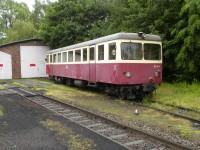 Triebwagen 187 012 steht am 01.06.2013 (Sa.) als Reserve vor dem Schuppen in Gernrode.
