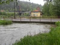 Straßenbrücke über die Selke am Bahnhof Silberhütte am Vormittag des 01.06.2013