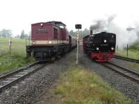 Sonderzug 89101 mit Lok 199 874 und Regelzug 8952 mit Lok 99 5906 bei der Parallelausfahrt aus dem Bahnhof Stiege