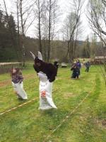 Wenn sich kein Gegner fand, dann traten auch mal die Osterhasen – wie hier beim Sackhüpfen – gegen die Kinder an. (2)