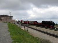 Sonderzug des FKS (Lok 99 7237, „Schienen-Cabrio“, Sitzwagen und Gepäckwagen) im Bahnhof Brocken (2)