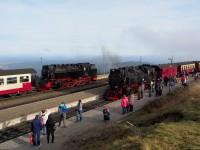 Bahnhof Brocken mit dem Sonderzug des FKS und ankommenden Regelzug der HSB