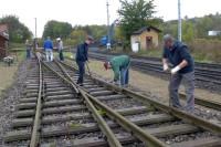 Vereinsmitglieder beim Ausrichten der Weiche (2)