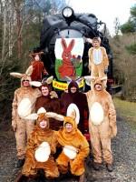 Osterhasen beim Fototermin vor der Dampflok des Ostersonderzuges des FKS (1)