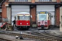 Triebwagen 187 011 neben Triebwagen 187 019 am 15.01.2015 vor der HSB-Werkstatt in Wernigerode Westerntor