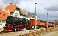 Lok 99 7243 steht mit ihrem PmG (Sonderzug Wernigerode – Nordhausen Nord) im Bf Elend (17.04.2015)