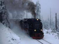 Lok 99 7243 mit Zug 8923 passiert den Betriebsbahnhof Goetheweg, in dem der vom Brocken kommende Sonderzug nach Gernrode warten muss.