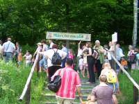 Am Haltepunkt "Märchenwald" sammelt sich eine Wandergruppe.