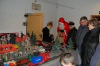 Besucher und Nikolaus an der Gartenbahn-Anlage