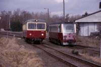 Doppelausfahrt der Triebwagen 187 012 und 187 019 aus dem Bahnhof Stiege