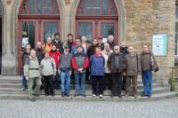 Gruppenfoto vor dem Eingang zum Empfangsgebäude des Bf Quedlinburg